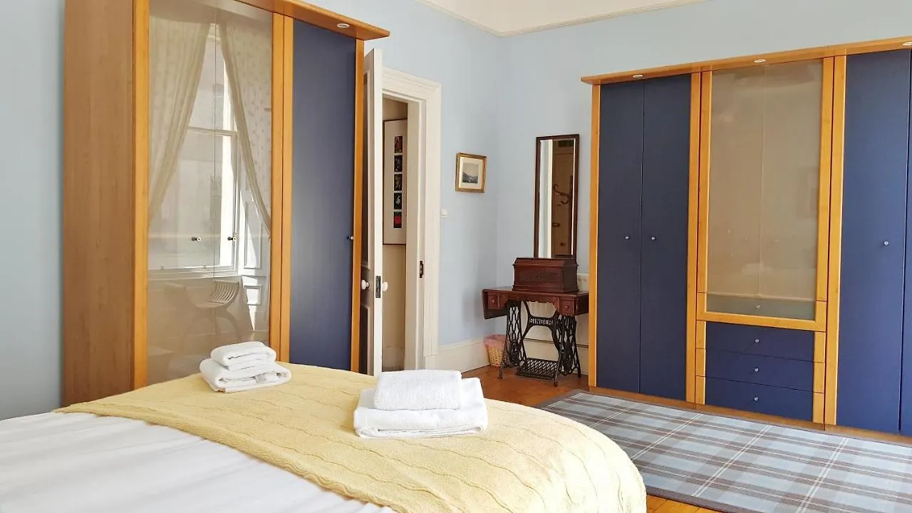 Stylish Central Edinburgh Apartment