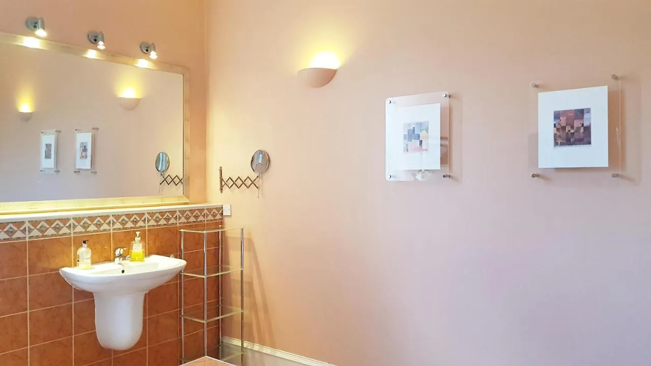 Stylish Central Edinburgh Apartment