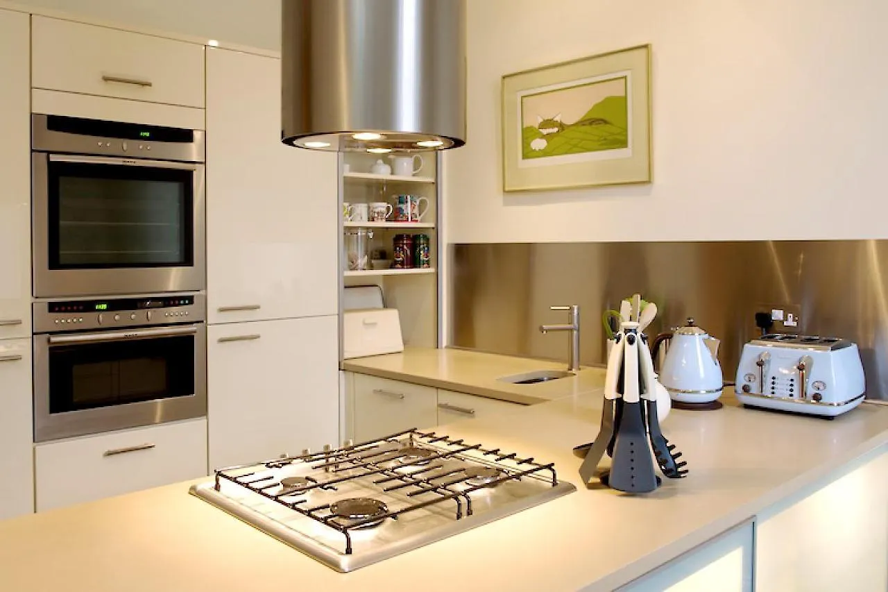 Stylish Central Edinburgh Apartment 0*,