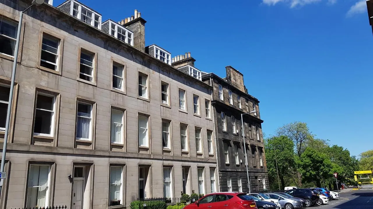 Stylish Central Edinburgh Apartment 0*,