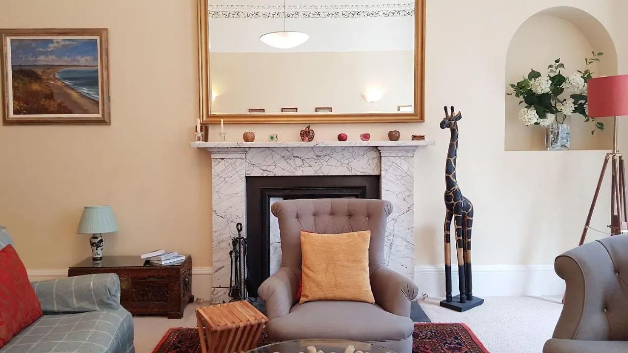 Stylish Central Edinburgh Apartment