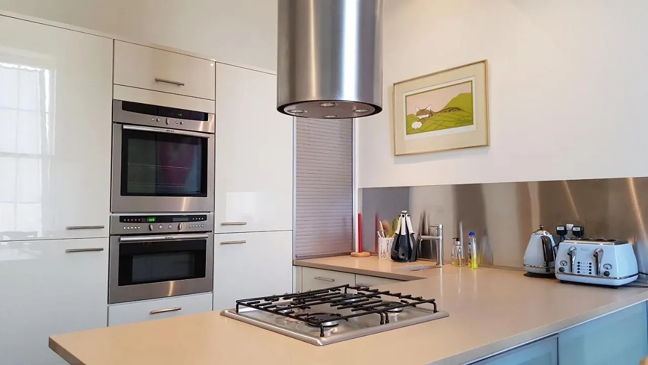 Stylish Central Edinburgh Apartment