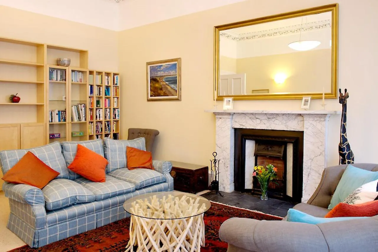 Stylish Central Edinburgh Apartment